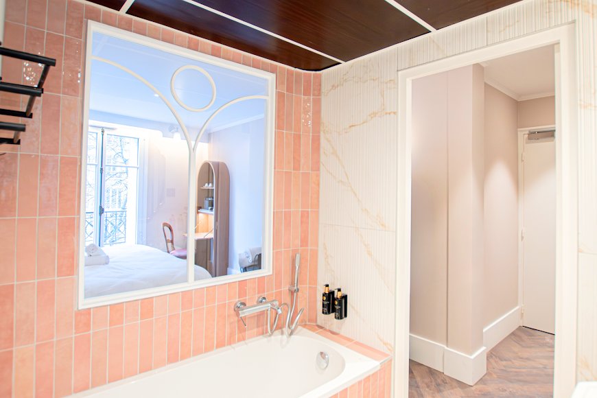 Salle de bain rose, carrelage artisanal